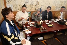 左から香取慎吾、冨永愛、信子、山本耕史、山崎弘也。(c)フジテレビ