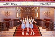 リニューアルオープンしたAKB劇場を訪れたAKB48の第20期生。(c)AKB48
