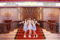 リニューアルオープンしたAKB劇場を訪れたAKB48の第20期生。(c)AKB48