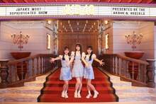 リニューアルオープンしたAKB劇場を訪れたAKB48の第20期生。(c)AKB48