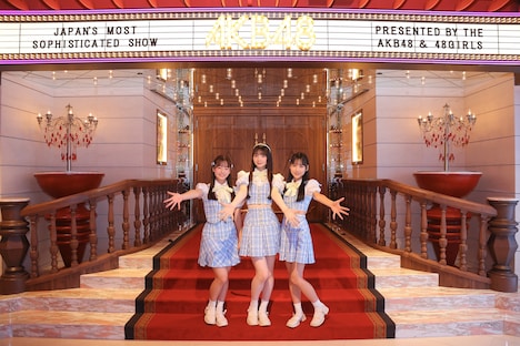 リニューアルオープンしたAKB劇場を訪れたAKB48の第20期生。(c)AKB48