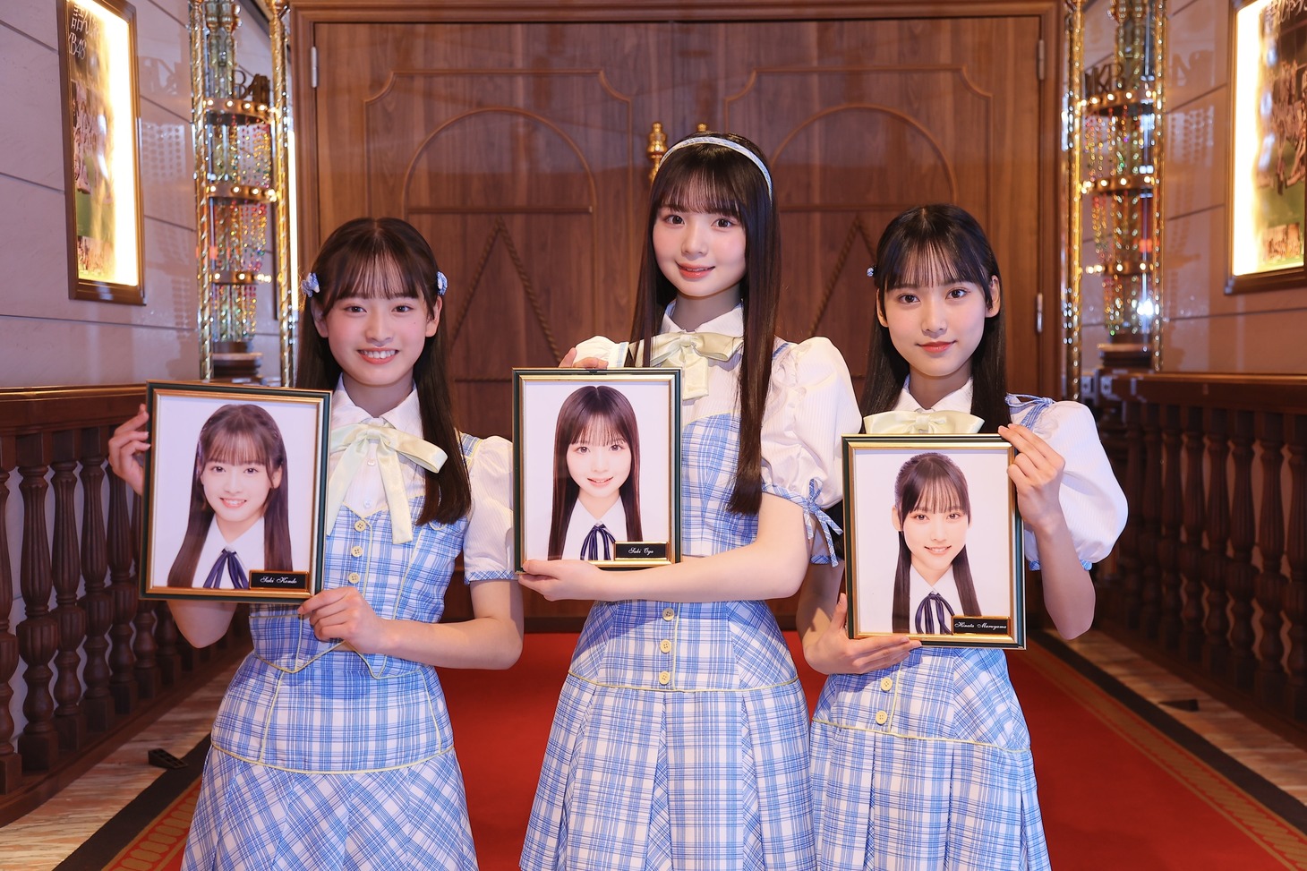 自身の壁写真を持つAKB48の第20期生。(c)AKB48