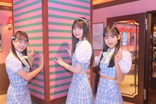 リニューアルオープンしたAKB劇場の柱で記念撮影するAKB48の第20期生。リニューアル前から存在するこの柱には周年ごとにピンクのテープが貼られている。(c)AKB48