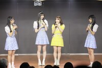 公演のMCに参加するAKB48の第20期生。(c)AKB48