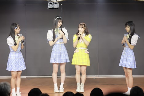 公演のMCに参加するAKB48の第20期生。(c)AKB48