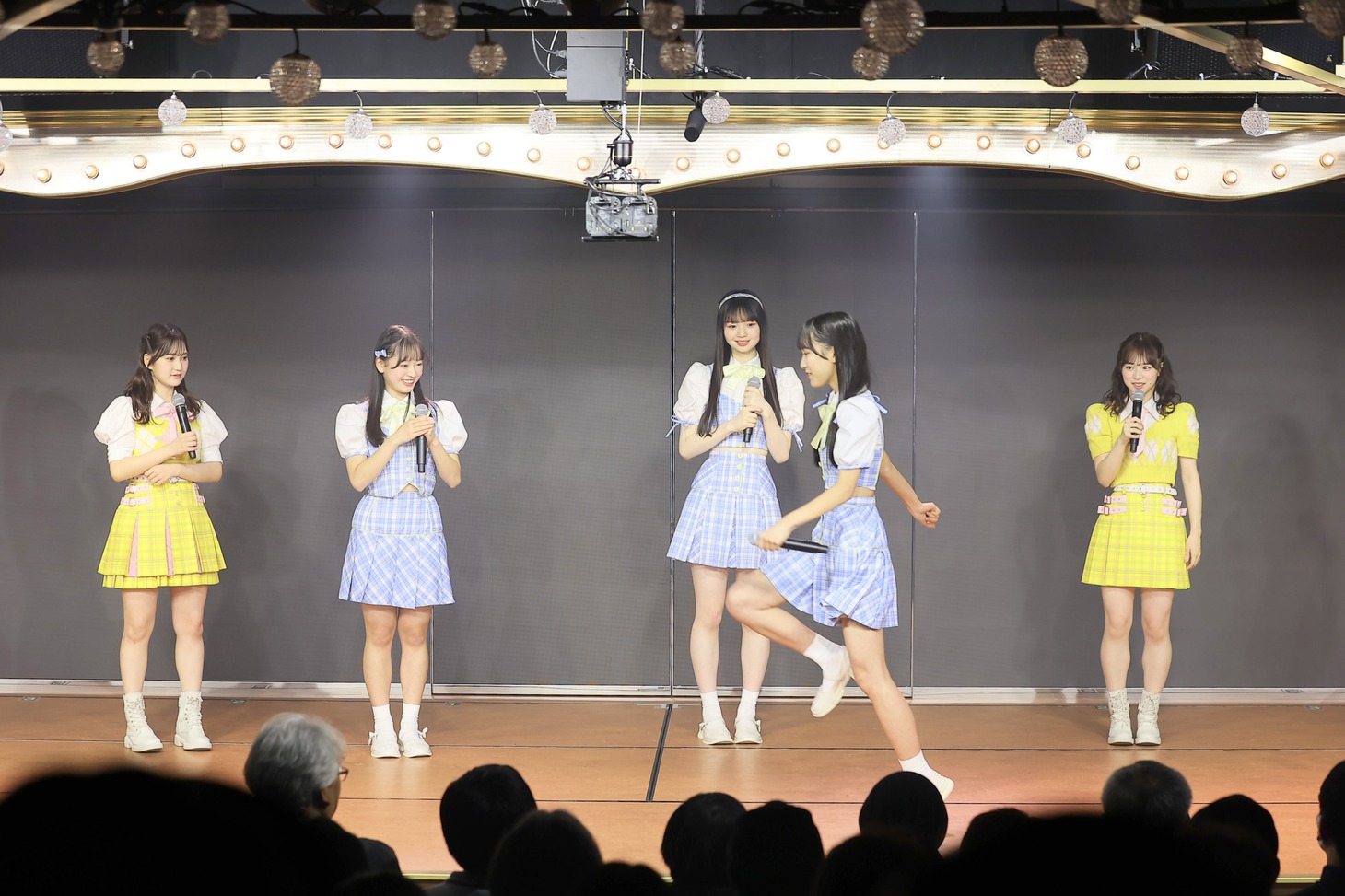 公演のMCに参加するAKB4の8第20期生。(c)AKB48