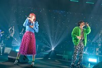 左から大島真帆（Vo, Cho）、浪岡真太郎（Vo, G）。（Photo by AZUSA TAKADA）