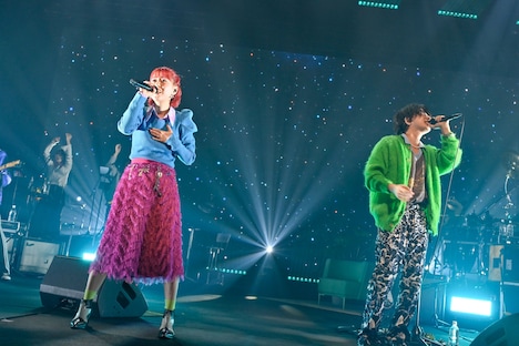 左から大島真帆（Vo, Cho）、浪岡真太郎（Vo, G）。（Photo by AZUSA TAKADA）