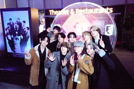 「SNOW LIGHT for LUNÉ」のもとへ訪れた&TEAM。(c)HYBE LABELS JAPAN