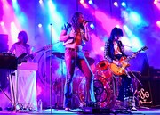 ジミー・ペイジ完全再現に人生を捧げるMR.JIMMY（右）。