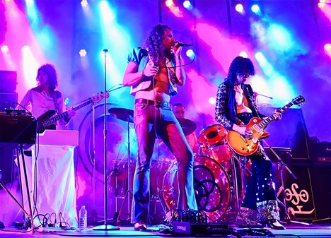 ジミー・ペイジ完全再現に人生を捧げるMR.JIMMY(右)。