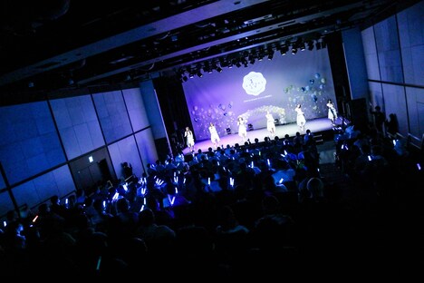 「my fav 1st Anniversary LIVE ～1年分のfavをキミに～」の様子。(c)G&B ENTERTAINMENT