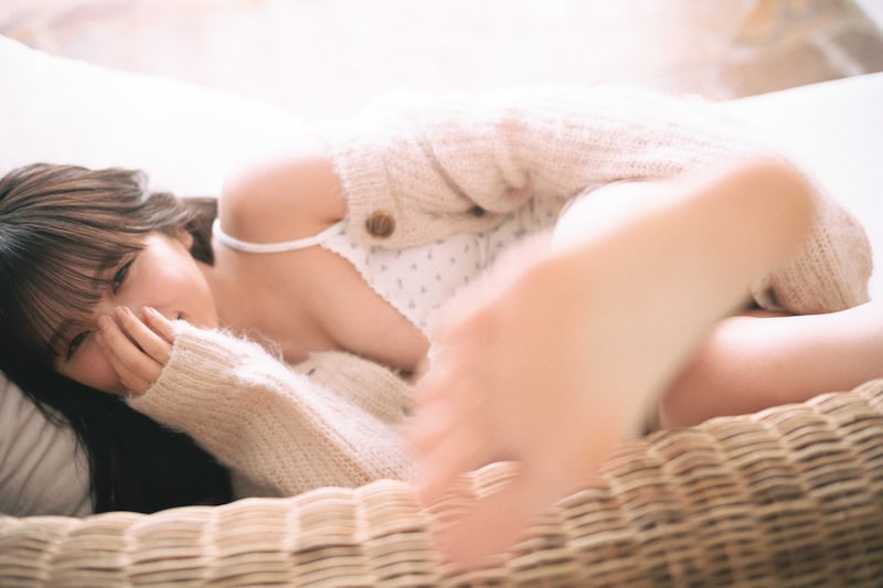 パームコーブにあるホテルのブランコ型ラタン(籐)ソファでくつろぐ与田祐希。(撮影:細居幸次郎)