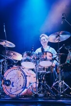 伊地知潔（Dr）（撮影：山川哲矢）