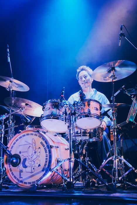 伊地知潔（Dr）（撮影：山川哲矢）