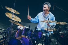 伊地知潔（Dr）（撮影：山川哲矢）