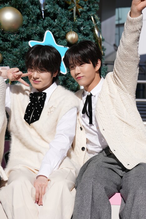 かわいいポーズをするサクヤ、はつらつとしたポーズをするジェヒ。