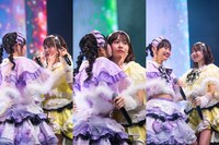 近藤沙瑛子（左）が千星真穂（右）の頬を奪う瞬間。