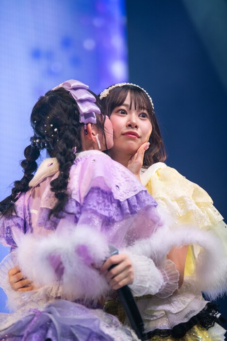 「キスしてほしい」のどさくさで近藤沙瑛子（左）から不意にキスされ固まる千星真穂（右）。