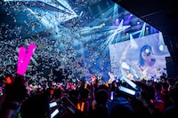 ライブ開始早々銀テープが放たれるZepp Shinjukuのフロア。