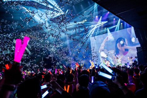 ライブ開始早々銀テープが放たれるZepp Shinjukuのフロア。