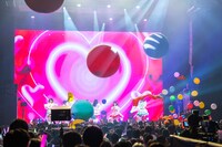 巨大風船が割れて小型の風船が飛び散るフロア。