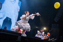 ステージ上の風船を客席まで飛ばそうと試みる小鳥遊るい。