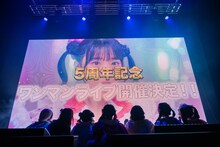 特報が流れるスクリーンを観客と一緒に見つめる#ババババンビ。