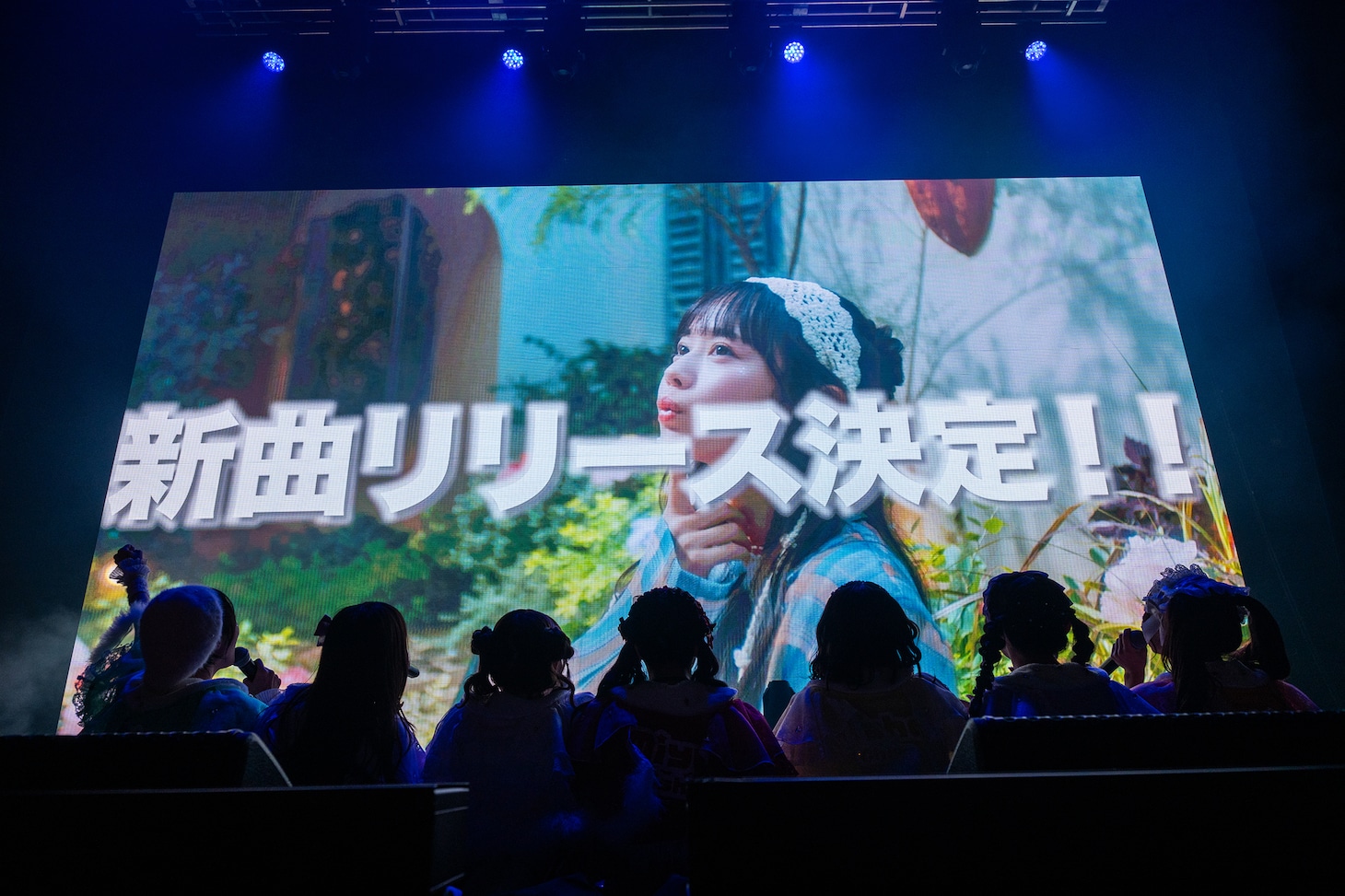 特報が流れるスクリーンを観客と一緒に見つめる#ババババンビ。