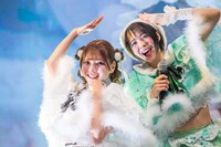 カメラ目線の小鳥遊るい（左）と神南りな（右）。