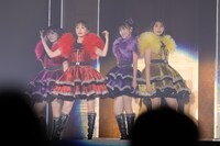 「WE ARE BORN」を披露するももいろクローバーZ。(c)キングレコード