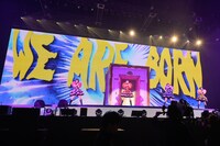 「WE ARE BORN」を披露するももいろクローバーZ。(c)キングレコード