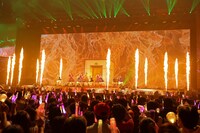 「MONONOFU NIPPON feat. 布袋寅泰」を披露するももいろクローバーZ。(c)キングレコード