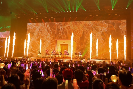 「MONONOFU NIPPON feat. 布袋寅泰」を披露するももいろクローバーZ。(c)キングレコード