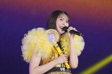 ソロ曲「Spicy Girl」を歌う玉井詩織。(c)キングレコード