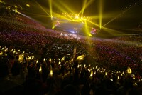 トロッコに乗って「ザ・ゴールデン・ヒストリー」を歌うももいろクローバーZ。(c)キングレコード