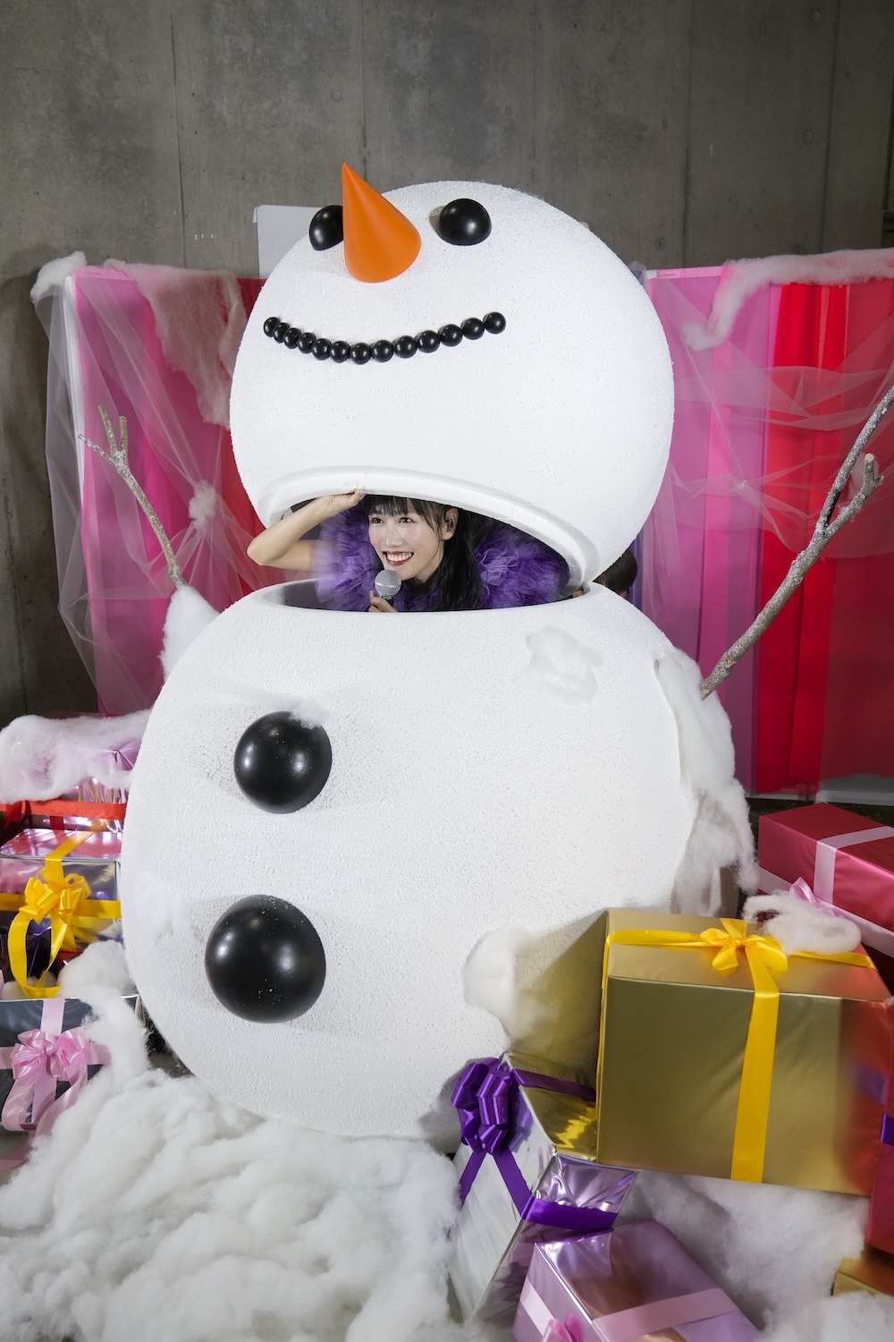 雪だるまの中から登場する高城れに。(c)キングレコード