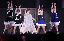 ソロ曲「My Hamburger Boy（浮気なハンバーガーボーイ）」を披露する佐々木彩夏。(c)キングレコード