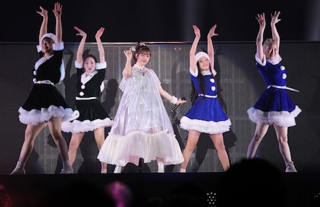 ソロ曲「My Hamburger Boy（浮気なハンバーガーボーイ）」を披露する佐々木彩夏。(c)キングレコード