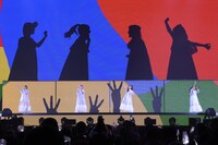 「HOLIDAY」を披露するももいろクローバーZ。(c)キングレコード