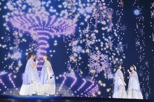 「今宵、ライブの下で」を歌うももいろクローバーZ。(c)キングレコード