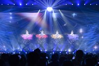 「空のカーテン」を歌うももいろクローバーZ。(c)キングレコード