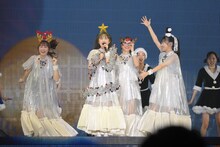 ソロ曲「クリスマスしよ♡」を歌う百田夏菜子にクリスマスツリーの飾り付けをするももクロメンバー。(c)キングレコード