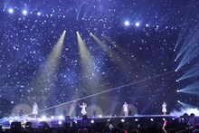 「白い風」を歌うももいろクローバーZ。(c)キングレコード