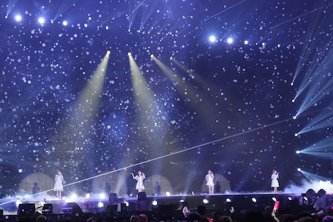 「白い風」を歌うももいろクローバーZ。(c)キングレコード