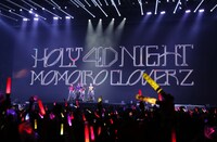 「overture ～ももいろクローバーZ参上!!～」に合わせて登場するももいろクローバーZ。(c)キングレコード