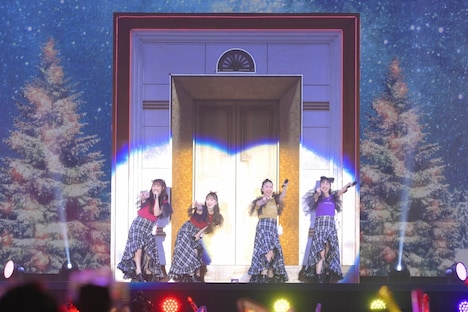 Zポーズを決めるももいろクローバーZ。(c)キングレコード