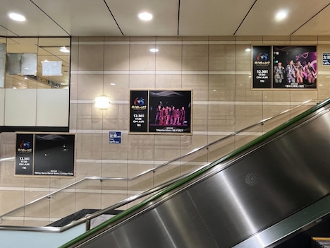 「アーティスト熱唱ポスター」掲出の様子。(c)TBS