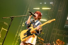 11月に東京・TOKYO DOME CITY HALLで開催されたトゲナシトゲアリの3rdワンマンライブ「咆哮の奏」のステージに立つ理名（Vo, G）。