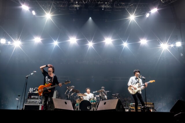 7月24日に東京・日本武道館で行われたアニバーサリーライブ「UNISON SQUARE GARDEN 20th Anniversary LIVE "ROCK BAND is fun"」の様子。（Photo by Viola Kam［V’z Twinkle］）